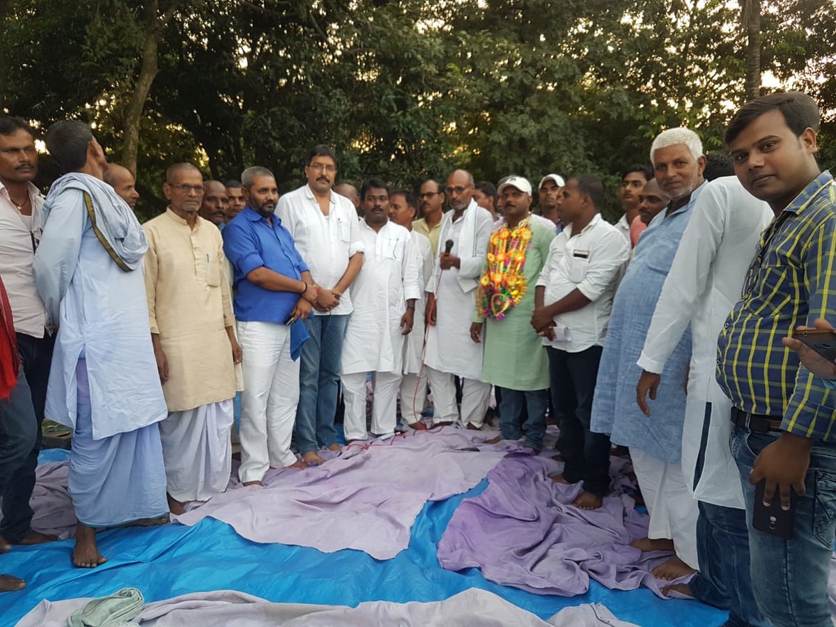 LJDCENTERAL's tweet photo. सौरबाजार प्रखंड लोकतांत्रिक जनता दल के अध्यक्ष का चुनाव सर्वसम्मति से हाईस्कूल के प्रांगण में बैठक में वरिष्ठ नेता श्री धिरेंद्र प्रसाद यादव ने जिवछपुर-अजगैवा निवासी विजेंदर यादव के नाम का प्रस्ताव दिए जिसे उपस्थित सभी नेता एवं कार्यकर्ता ने सर्वसम्मति से विजेंद्र प्रसाद यादव https://t.co/eyx54pJ4Lw