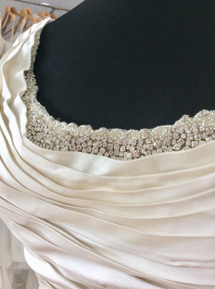 BridalRelovedSp's tweet photo. BLING: absolute neckline goals from this Ian Stuart ballgown 🥂
#IanStuart #ballgown #exsample #sampleweddingdress https://t.co/jzdfR0hwir