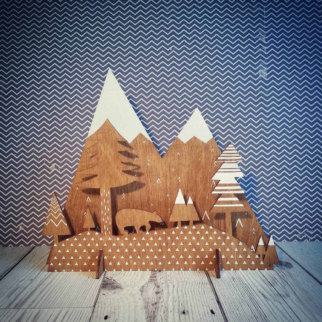 It's back! The Wilderness flatpack has returned for a second year and this time it's available in light AND dark wood. YAY! 🎉etsy.com/shop/hooperhart
#wilderness #bearinthemountains #snowymountains #woodendecoration #scandistyle #modernfolkart #womenwhomake #glasgowetsy