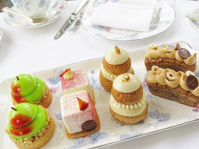 Why have one when you can have four?! Discover this Afternoon Tea created by Head Pastry Chef <a href="/planggersbest/">Jonas Plangger</a> at <a href="/CoworthParkUK/">Coworth Park</a> #CercleV #Valrhona 🍰
1&amp;2 - The plum and bay leaf: #Ivoire 35% 
3-The Religieuse: #Dulcey 32% 
4-Marble cake: #Jivara 40% and #Gianduja 35% ✨