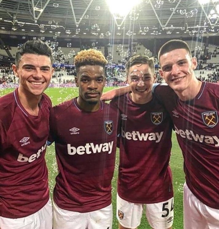 Noble16Mark's tweet photo. Been there and done that, what a photo to inspire the young academy players, well done to all the @WestHamUtd coaches that worked with these boys great night for them aswell! ⚒ https://t.co/BpCTsfwQ6q