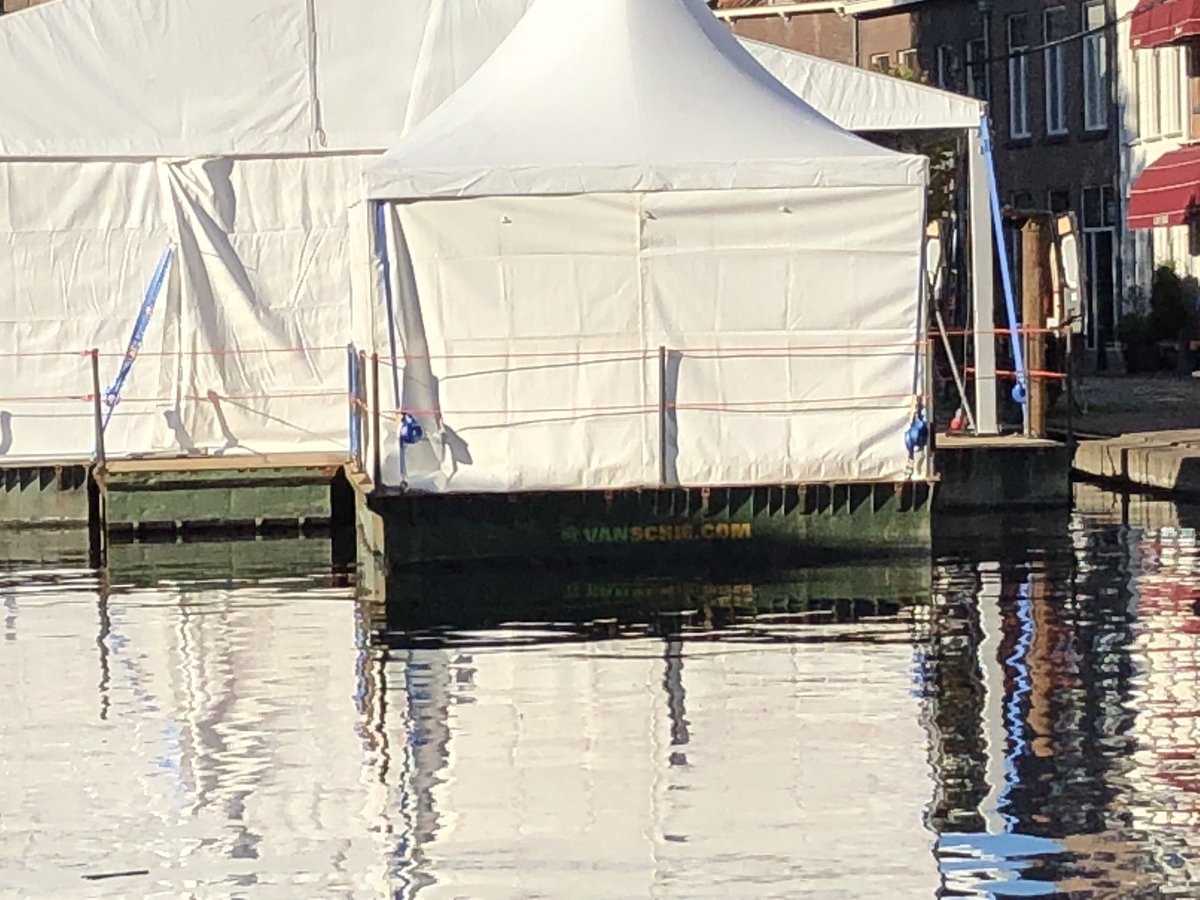 Schiedamser dan dit wordt het niet: één van de live-camera’s van SCHIE wordt geplaatst langs de Schie! In het pand ‘de stad Schiedam’. En voor de deur bij Sjiek een ponton van: van Schie!
