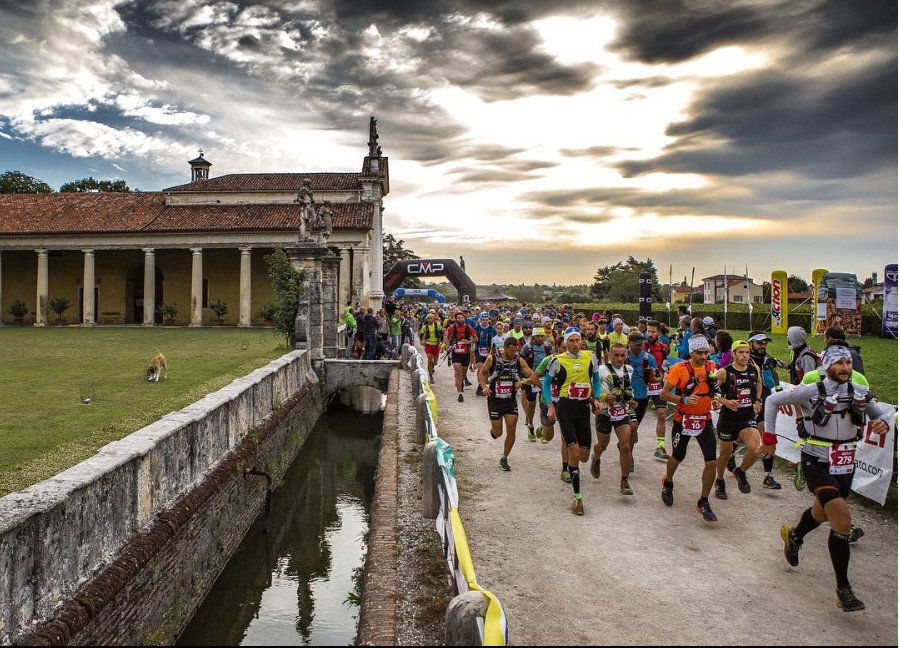 TurismoVeneto's tweet photo. #SaveTheDate! Per gli appassionati di trail running il prossimo appuntamento sarร con la #CMPTrail a #BassanodelGrappa dal #6ottobre al #7ottobre. Non perdetevi la manifestazione podistica aperta a tutti i runner ๐๐โโ๏ธ https://t.co/2Ju968x4Tt #VisitVeneto (foto IG cmptrail) https://t.co/RwpSRDvUJc