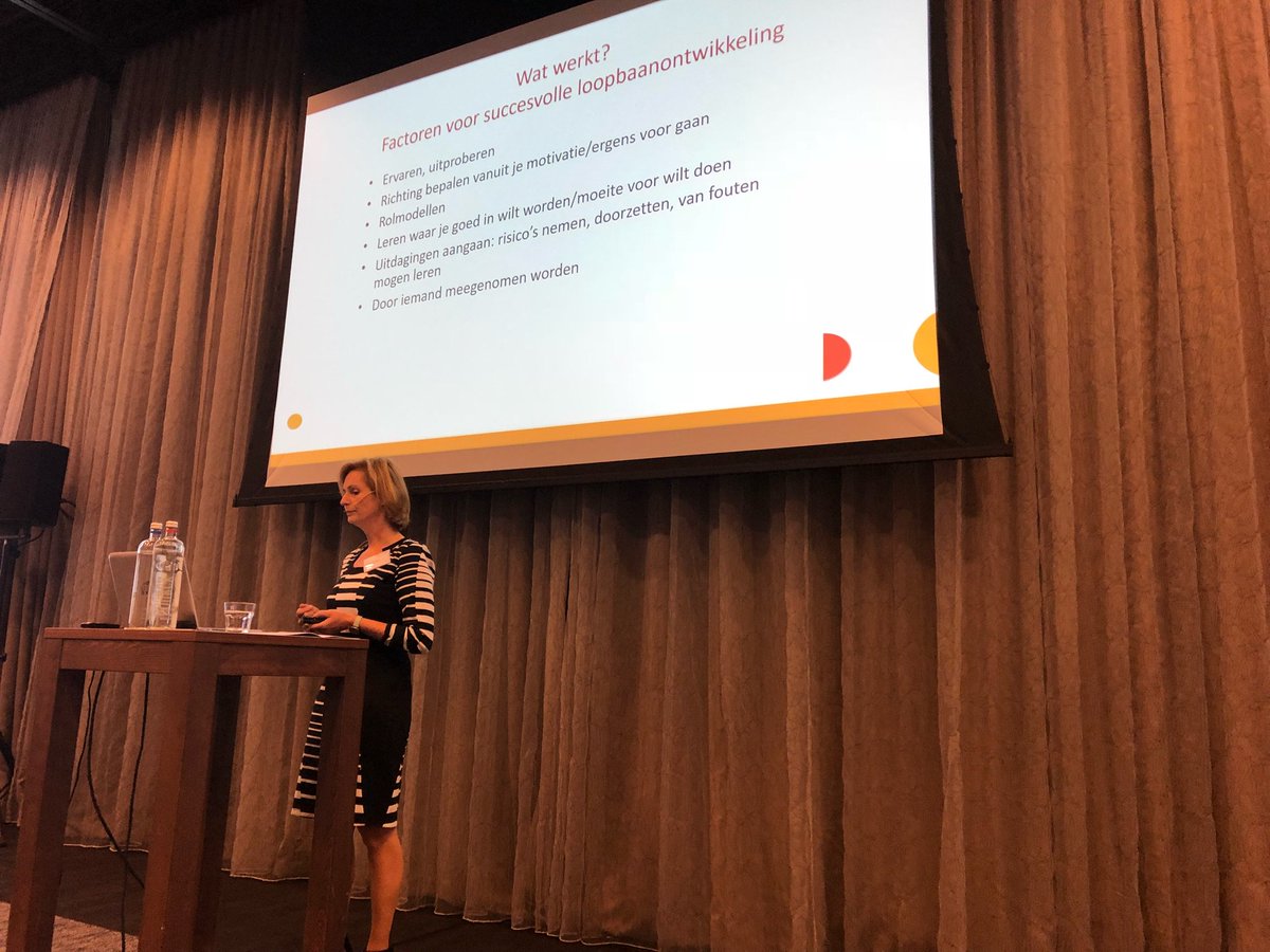 ExpertiseLOB's tweet photo. Marinka Kuijpers is gestart met haar lezing over toekomstgericht leren: netwerken en werkexploratie. #ExpertisepuntLOB https://t.co/VdgfPdm4g0