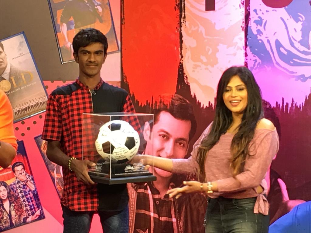 GoalMovieSL's tweet photo. 'ගෝල්' නරඹා ක්‍රීඩා තරු සමරු සටහන් තැබූ පාප���්දුව දිනාගත් තිස්සමහාරාමයේ රුචිර කවින්දට අපෙන් සුභ පැතුම්! https://t.co/eO2QBK7cqB