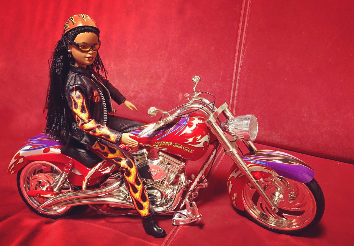 billyFXSB's tweet photo. アメリカから届いた、90sデッドストックのアレンネスバイク。早速ワイルドなハーレーBarbieちゃんを乗せてみたら、ばっちりキマッた😁
ArenNes 1/6 scale ×Harley Barbie
#custum #arlenness #arlennessmotorcycles #barbie #バービー https://t.co/mKOjBOIBEx