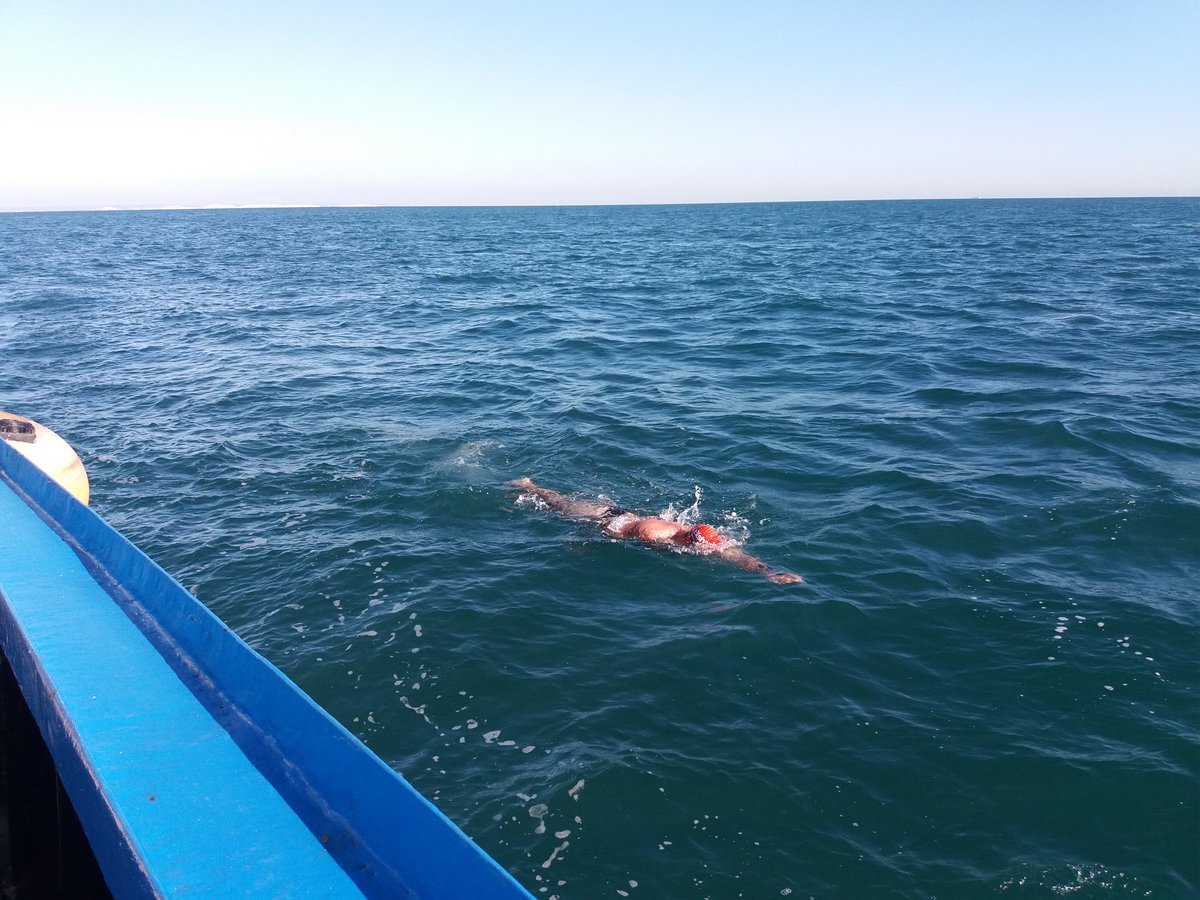 FishatFleming's tweet photo. Nick has just begun his 2nd swim. He's switched sides to swim on the left side of the boat to avoid a bit of wind chop. We're doing well. Thank you all for all your support 🐟🐟🐟🐟🐟 https://t.co/SzP9qgnzkL