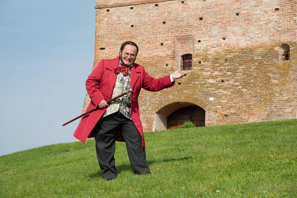 Castello di Grinzane (@cgrinzane) on Twitter photo Questo week end fai un salto nel passato con il Conte Camillo Benso di #Cavour che ti accompagnerà all'interno del Castello raccontandoti la sua storia. Un viaggio alla scoperta delle #Langhe, del #Barolo e della #tradizione piemontese. 
Info|orari|costi: castellogrinzane.com/it/attivita Questo week end fai un salto nel passato con il Conte Camillo Benso di #Cavour che ti accompagnerà all'interno del Castello raccontandoti la sua storia. Un viaggio alla scoperta delle #Langhe, del #Barolo e della #tradizione piemontese. 
Info|orari|costi: castellogrinzane.com/it/attivita