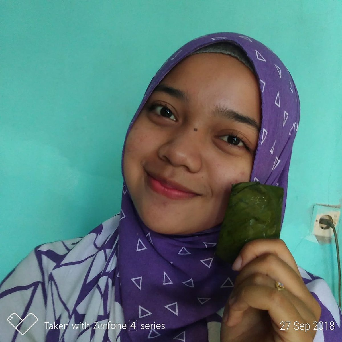 Hopi_nurfa's tweet photo. Pagi pagi itu kita selalu saling sapa , eh Bu hopi, eh Bu Yani, eh Bu menda, eh Bu Siti, eh Bu Atikah, eh ada juga Bu Nia sama Bu Dedeh eh ada  buuuuu gissss hehe 😂 
.
.
.

Guys ini makanan tradisional yang sumpah bikin nagih enakk banget❤👅 

#TugasPaGalih #IKIPSiliwangi #PGSD https://t.co/eMWCY3QF32
