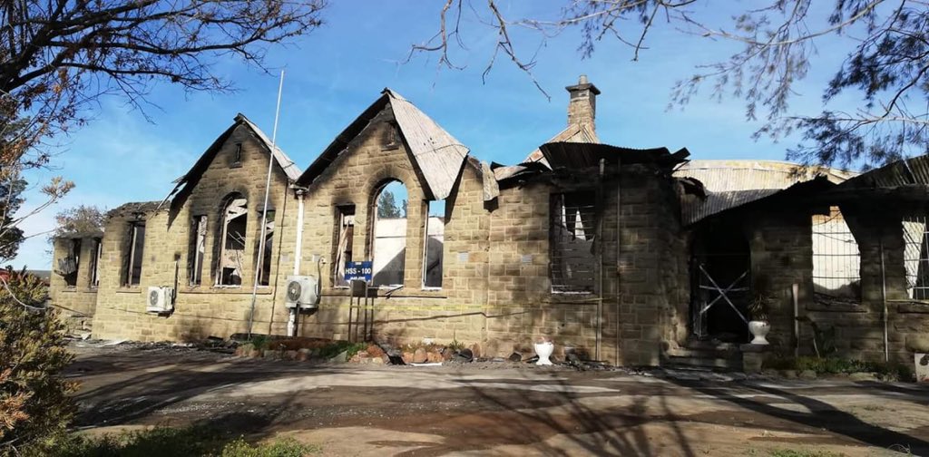 ReggieReporter's tweet photo. #SCHOOLBURN: The @NCape_Education says a departmental task team has been set up, to assess damage at the Sutherland HS that partially burned down last night. 7 classrooms, admin block, staff room & school hall were totally destroyed. Forensic investigation is underway. #sabcnews https://t.co/qeMg26nTb7