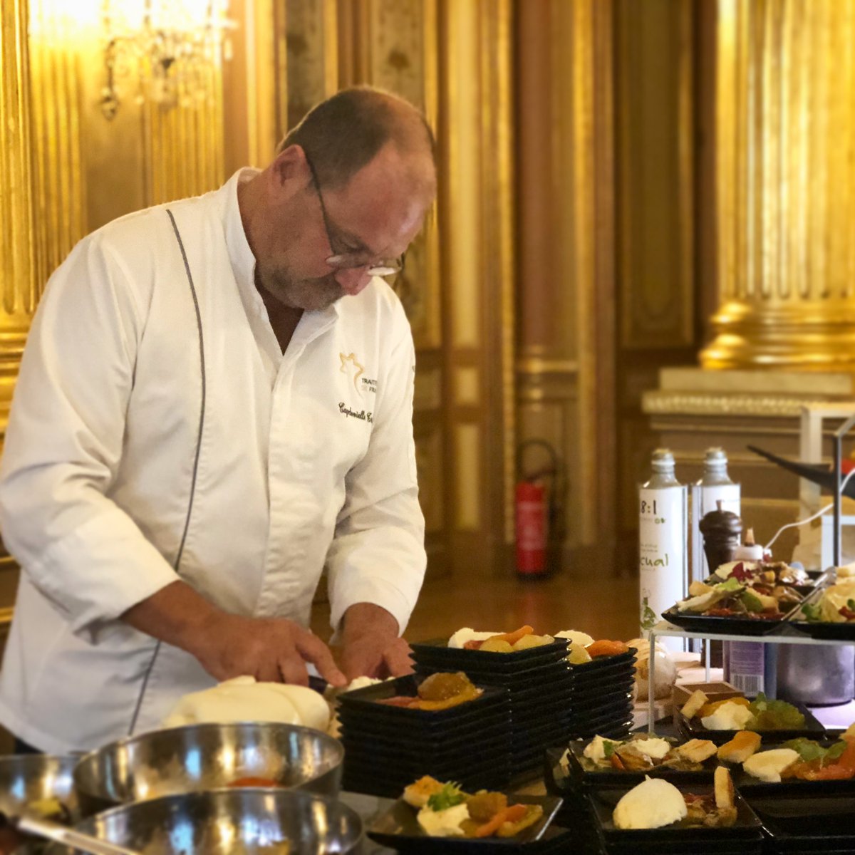 Capde_Traiteur's tweet photo. Retour en images sur la soirée organisée à l'@operadebordeaux, par @SOevenements &amp; @MDMBordeaux, pour présenter les nouveaux Guides des Salles et Guides de la Réception. 🏛📙 https://t.co/dFRS7hMw9s