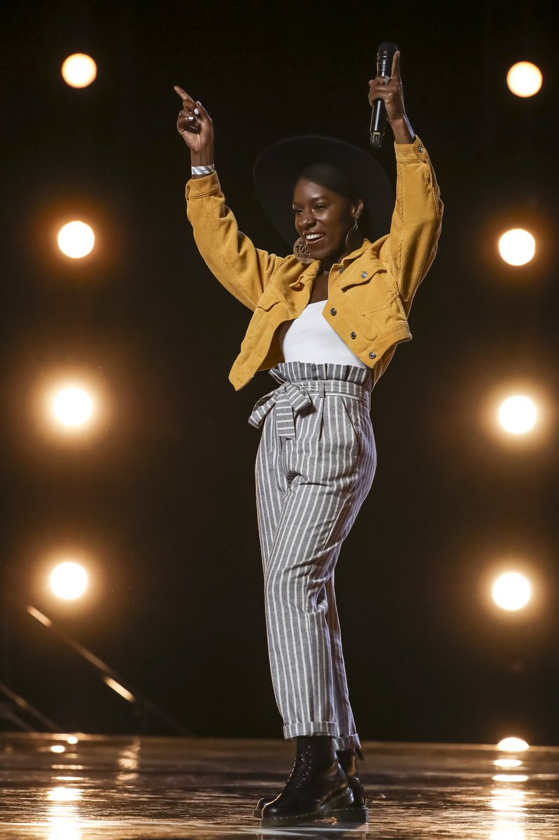 ShanOfficially's tweet photo. 6 Chair Challenge is coming up nexttttt on @thexfactor !!
😬😆😳🙌🙏🙈 Who will be tuning in!?
P.s. I look like a true emoji ‘🙌’ loool
#6cc #XFactor https://t.co/ucXrsz6zsz