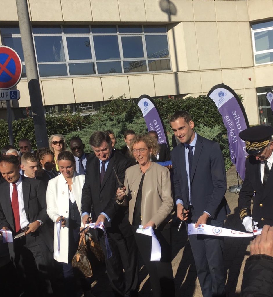 GroupeADP's tweet photo. L’initiative #papacharlie @GroupeADP augmente sa flotte de 100 véhicules avec 20 nelles voitures sans permis🚙 pour faciliter l’accès à l’emploi des jeunes du territoire de #ROISSY ✈️ #emploi #diversité #alternance @murielpenicaud #mobilité https://t.co/mxi8gtbuio