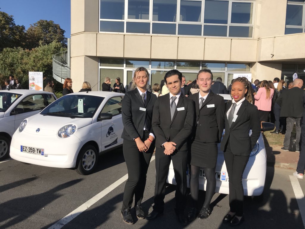 GroupeADP's tweet photo. L’initiative #papacharlie @GroupeADP augmente sa flotte de 100 véhicules avec 20 nelles voitures sans permis🚙 pour faciliter l’accès à l’emploi des jeunes du territoire de #ROISSY ✈️ #emploi #diversité #alternance @murielpenicaud #mobilité https://t.co/mxi8gtbuio