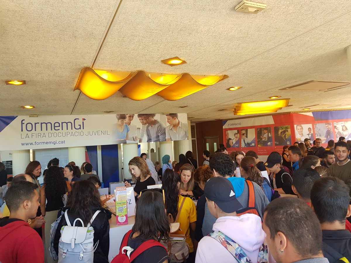 Etorrent64's tweet photo. Plena activitat als tallers formatius de #FormemGi a @firadegirona Bones activitats per connectar candidats i empreses que ofereixen feina @cambragirona @girona_cat https://t.co/pOvlkJQK9J