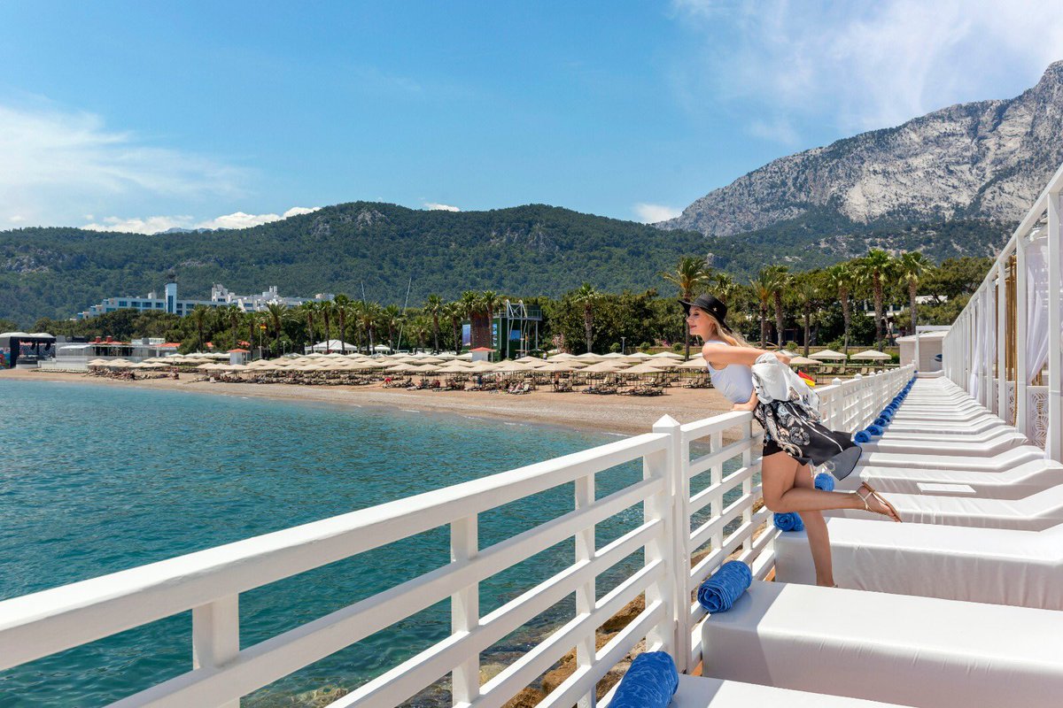 Eylül ayının keyfini yağmurlu hava ile değil sımsıcak Akdeniz güneşiyle çıkaranlar kimler?☀️😎
. 
We wish you happy and sunny september days🌊☀️
#rixossungate #rixos #rixoshotels #blue #mediterranean #akdenizgüneşi #akdeniz #bluelovers #relax #sunnyseptember