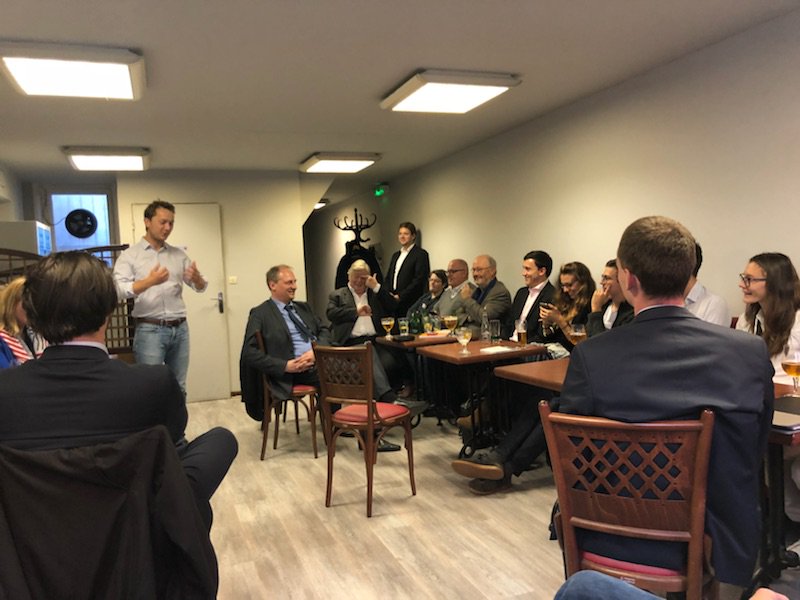 Flowieck's tweet photo. Un réel plaisir d'avoir accueilli hier @MaeldeCalan pour nous présenter son livre #LaTentationPopuliste à #Lille. Merci à tous d'avoir répondu à l'invitation et merci à toi Maël de nous présenter le visage d'une nouvelle génération de la droite de gouvernement ! https://t.co/fQd6ZKVY2f