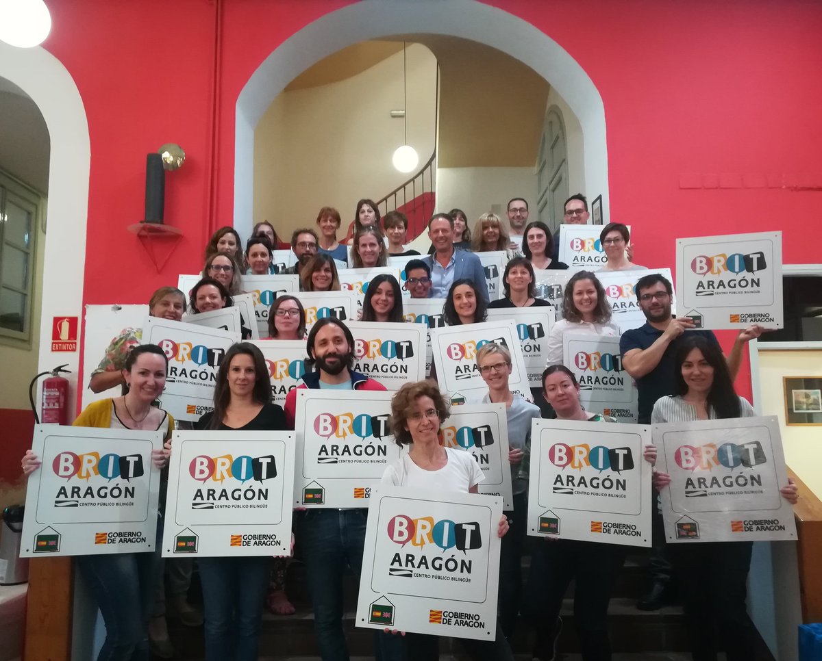 laPku's tweet photo. DG Innovación @tonimartinez24 entrega las placas a los 33 centros #BRITAragón. Gran apuesta bilingüe en todo el territorio aragonés. @MaytePerez2 @InnovaEducAr @BabelAyala @mmpetisme @laPku @Carmenteacher @dgafprofesorado @CARLEE_Aragon @GobAragon https://t.co/Gaysr0OsqQ