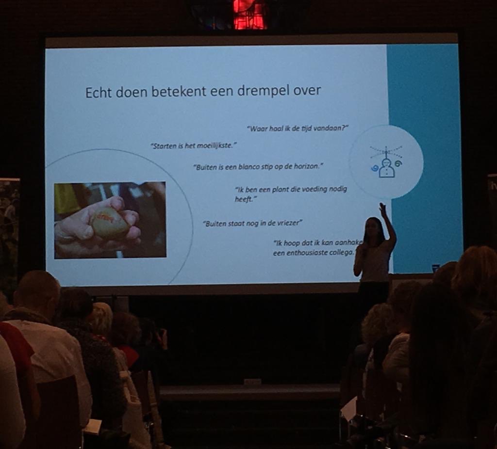 LectoraatNOK's tweet photo. Janke van Dijk presenteert de resultaten van het onderzoek naar de effecten van het vergroenen van schoolpleinen. #kindennatuur #ivn #hsleiden https://t.co/MQa9E1juVD