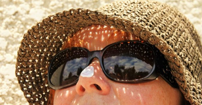 TravelMagazine's tweet photo. What is your skincare regime when you travel? ☀️🕶️🧴

The sun gives life but it can also be ageing and drying. Michelle Ables, beauty consultant to the stars, gives her top tips for staying protected in the sun.

Read more ➡️ https://t.co/GST8addGAl https://t.co/k9RuDoXfZM