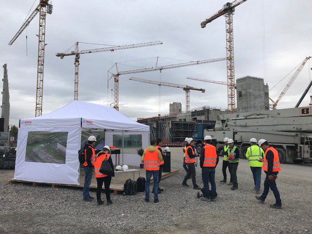 BoschPresse's tweet photo. Willkommen auf der Baustelle von Deutschlands modernster #Halbleiter #Fabrik #RB300 Hier startet der Presserundgang für Interessierte - alles im Zeitplan, bald ist der Bosch-Bau wetterdicht #IoT #Chips https://t.co/Tp7XI2gNmJ https://t.co/ObJNykmCFY