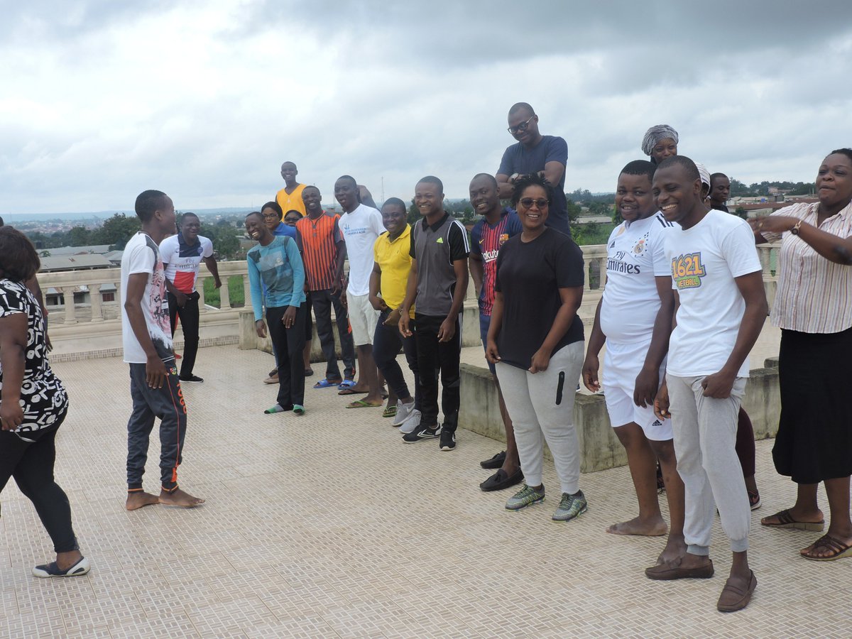 vnubenin's tweet photo. #Retraite_VNU_Benin Kétou 2018
Jour 2: Gestion du Stress par le dr Hountondji médecin des SNU.
#VNUBENIN #RetraiteVNUBENIN2018 #BENIN #Ketou #PNUDBENIN #SNU @UNVolumteers @PNUDBenin @UNBenin @UNV_ROWCA @vnubenin https://t.co/4lU1K4MPZL