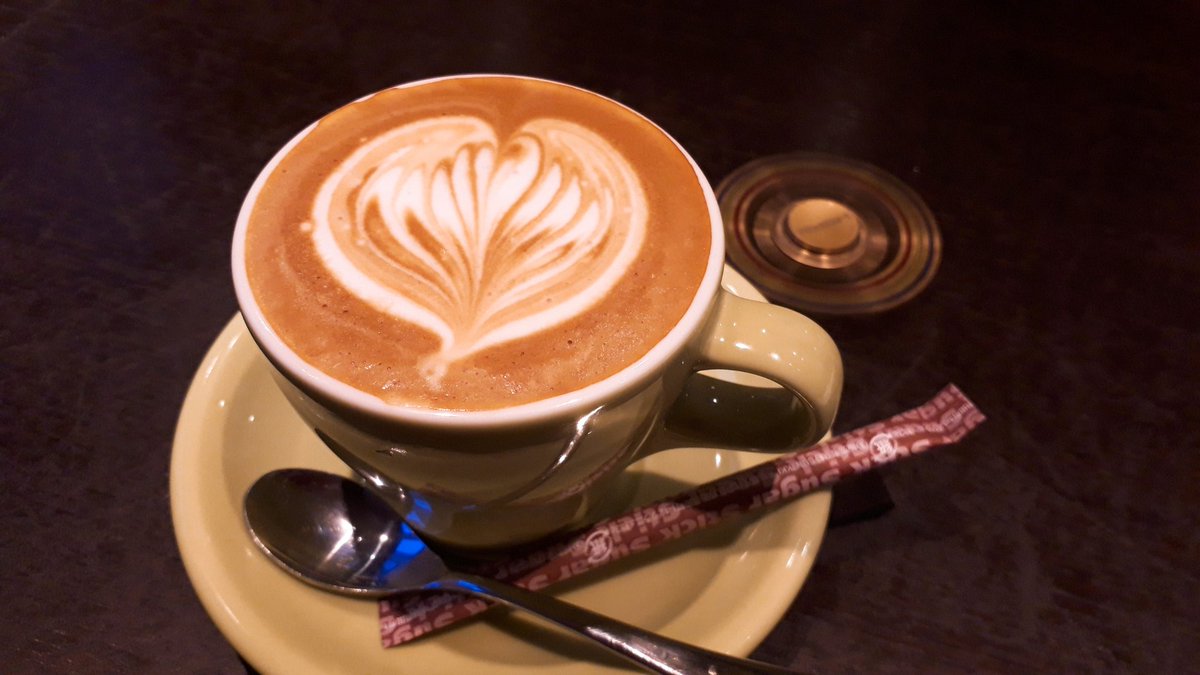 MIRIMIRI3636's tweet photo. 仕事終わって〘CAFE QUEUE〙さんへ☕❤

flat whiteと呼ぶニュージースタイルの飲みやすいカプチーノ☕

#三重県
#桑名
#筒尾
#ニュージーランド
#ニュージーランドスタイル
#カフェ
#カプチーノ
#flatwhite
#Cafequeue https://t.co/vAwGbKWAQK