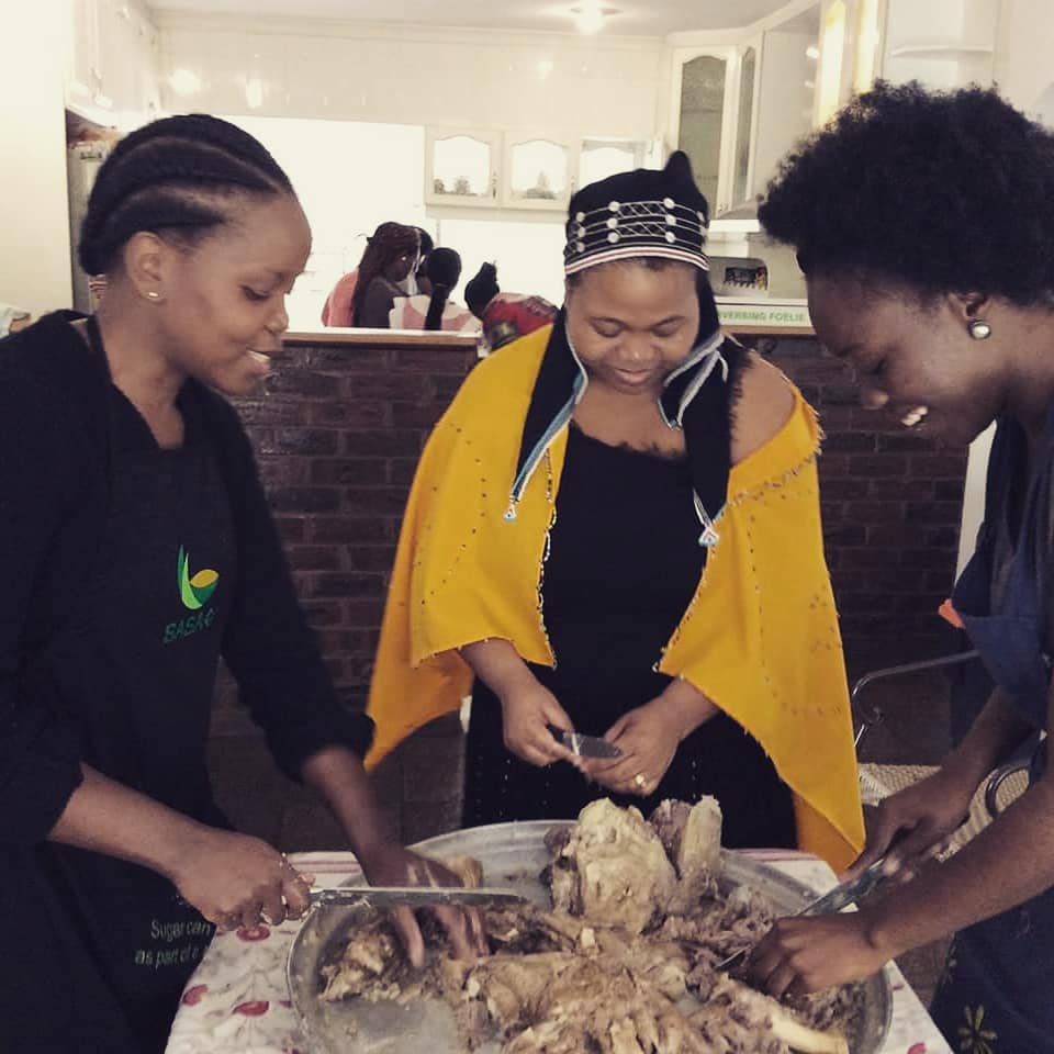 AndieyAndiey's tweet image. 27 Sept: oMama Bevangeli 💖 Mothers 💖 Prayers 💖 Teachings 💖 
All the women represented in these pictures are an extrapolation of the myriad of influences I've had on the woman I've become. Their sisterhood, prayers, teachings &amp;amp; love shaped who I am
#30Daysof30 #AndieysSheroes