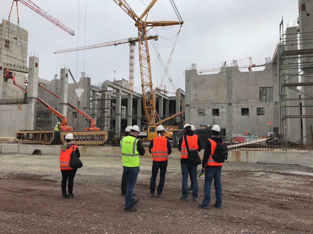 BoschPresse's tweet photo. Bosch baut in #Dresden: Bis zur Eröffnung des modernsten Halbleiterwerks Deutschlands werden rd. 7500 Lkw-Ladungen Erde bewegt, rd.
80 Km Rohrleitungen verlegt & >65 000 Kubikmeter Beton verarbeitet. Hier erkunden Journalisten die Baustelle #RB300 #IoT https://t.co/9AxfT7wm8T https://t.co/Qst6yG4NLs