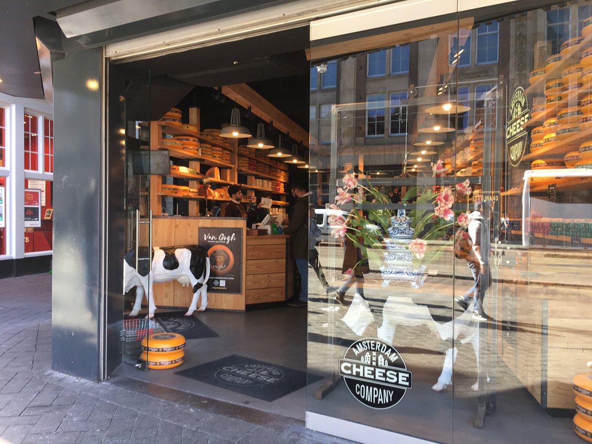 Hoe zat het ook alweer met de #CheeseCompany op het #Damrak? Maanden geleden flinke ophef, nu niets aan winkel veranderd, maar mag deze nu als zodanig blijven? <a href="/RobinLabrijn/">Robin Labrijn</a> <a href="/vandervlies/">Dries Van der Vlies</a>