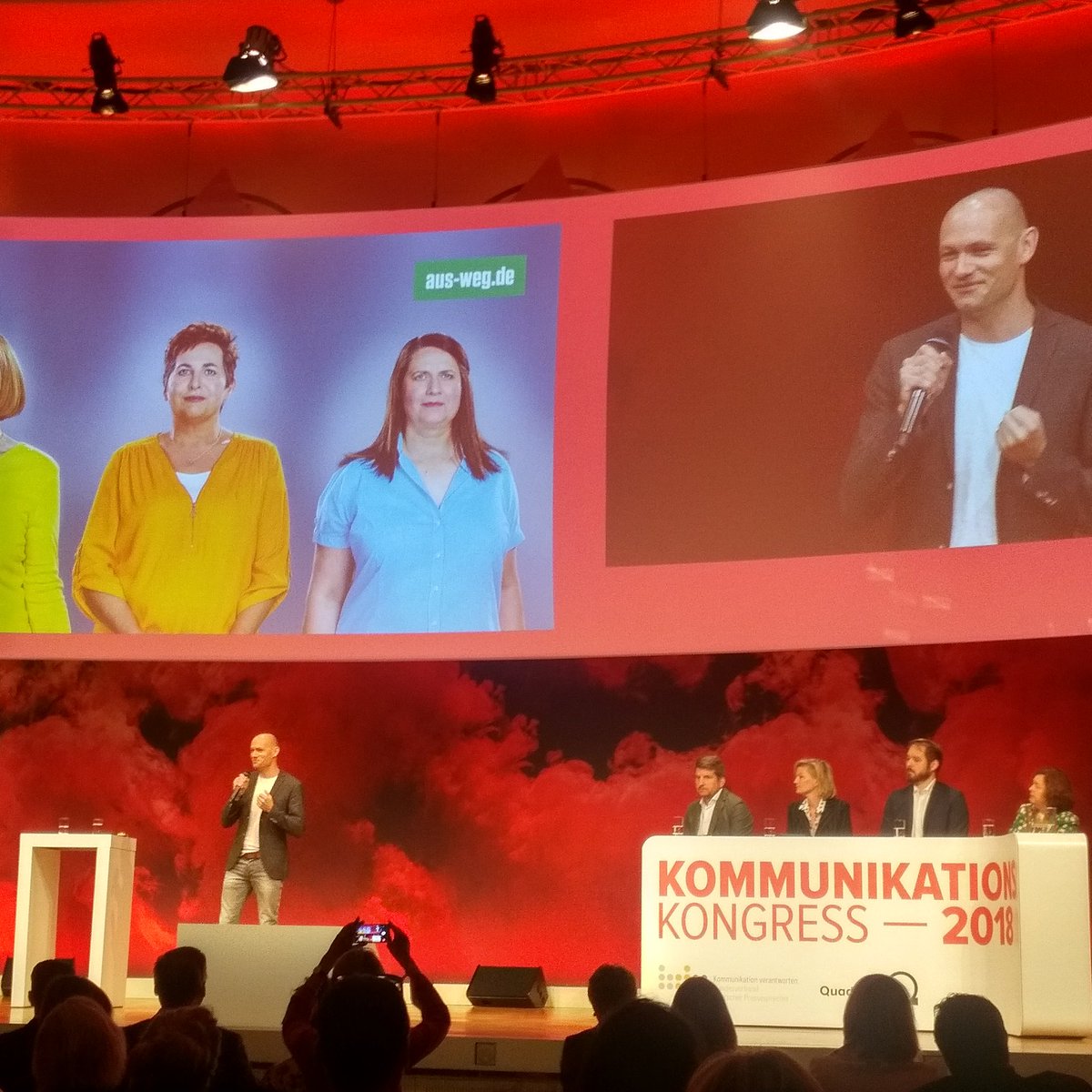 ruediger_scharf's tweet photo. Sorry - ich habe zu früh gevotet für den #effzeh. Die Kampagne "https://t.co/lTBF7O5yz5" aus Hamburg gegen häusliche Gewalt muss den BDP-Award für digitale Kommunikation gewinnen. Stark beeindruckt. #kk18 #mutmoment @kkongress @BdP_Berlin https://t.co/0J15hzuZa2