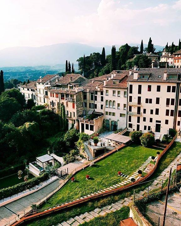 Buongiorno dalla splendida Asolo, con la foto di @marikamarangella! State pianificando cosa fare nel weekend? Tra poco nelle stories vi segnaliamo qualche appuntamento da condividere con noi... in provincia di Vicenza e Treviso! #vendemmiasociale #asolo … ift.tt/2zxjfKb
