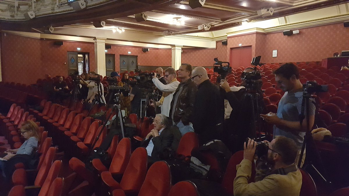 WoopicsTest's tweet image. Une armée de photographes cet après midi au @MogadorTheatre pour la conférence de presse de #Chicago.