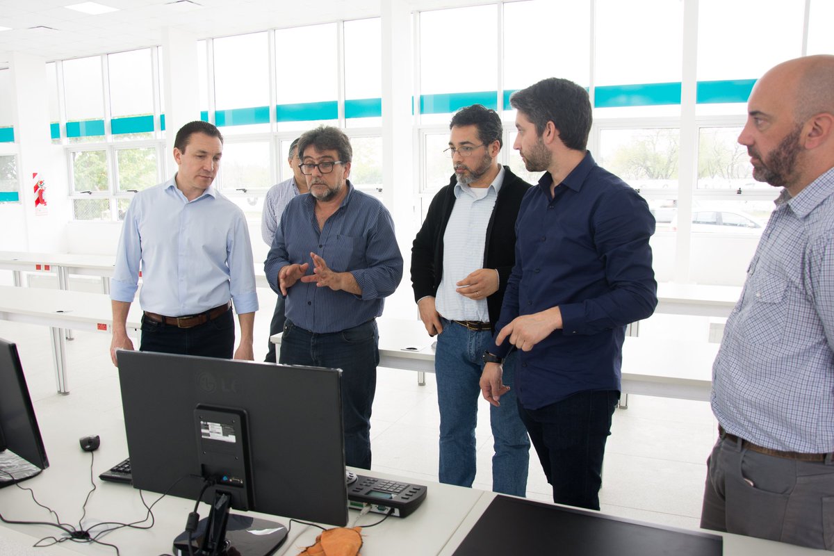 Andreswatsonok's tweet photo. Ya estamos preparando todo para que la Nueva Sala de Monitoreo se ponga en funcionamiento. Está ubicada en el polideportivo La Patriada del barrio #SantaRosa y va a tener una sala de situación, nuevas oficinas, la base del SAME y del #AlertaTel. https://t.co/Q4DS777Y3n