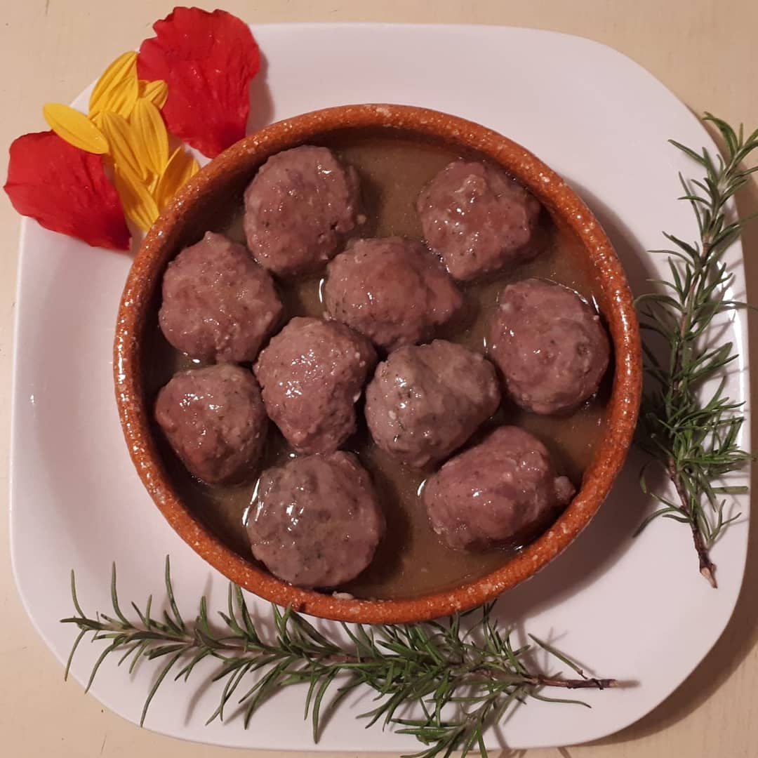 cocinandocaza's tweet photo. #CocinandoCaza
Fotazas de nuestro compañero y amigo Alberto Hernandez 👌👌
#ASusPiesChef #LujazoDeCompañeros
"Albóndigas de corzo con paté de pato en salsa y
Jamón de corzo al ajillo con redución de vino blanco
#cocinandocaza
#corzo
#carnesilvestre"
#CarneDeCaza #comoloquecazo https://t.co/h1c0mGcbGY