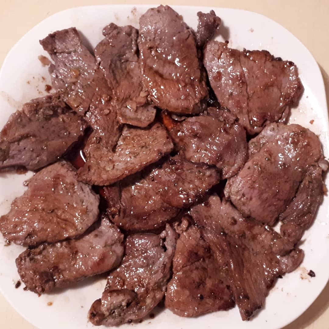 cocinandocaza's tweet photo. #CocinandoCaza
Fotazas de nuestro compañero y amigo Alberto Hernandez 👌👌
#ASusPiesChef #LujazoDeCompañeros
"Albóndigas de corzo con paté de pato en salsa y
Jamón de corzo al ajillo con redución de vino blanco
#cocinandocaza
#corzo
#carnesilvestre"
#CarneDeCaza #comoloquecazo https://t.co/h1c0mGcbGY