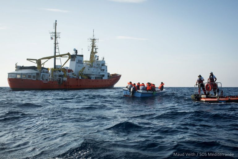 Après avoir secouru onze personnes au large des côtes libyennes le 20 septembre dernier, l’#Aquarius, le navire affrété par <a href="/SOSMedFrance/">SOS MEDITERRANEE France</a> poursuit activement sa mission de recherche en #Méditerranée.

Notre Article : bit.ly/2NHTijO