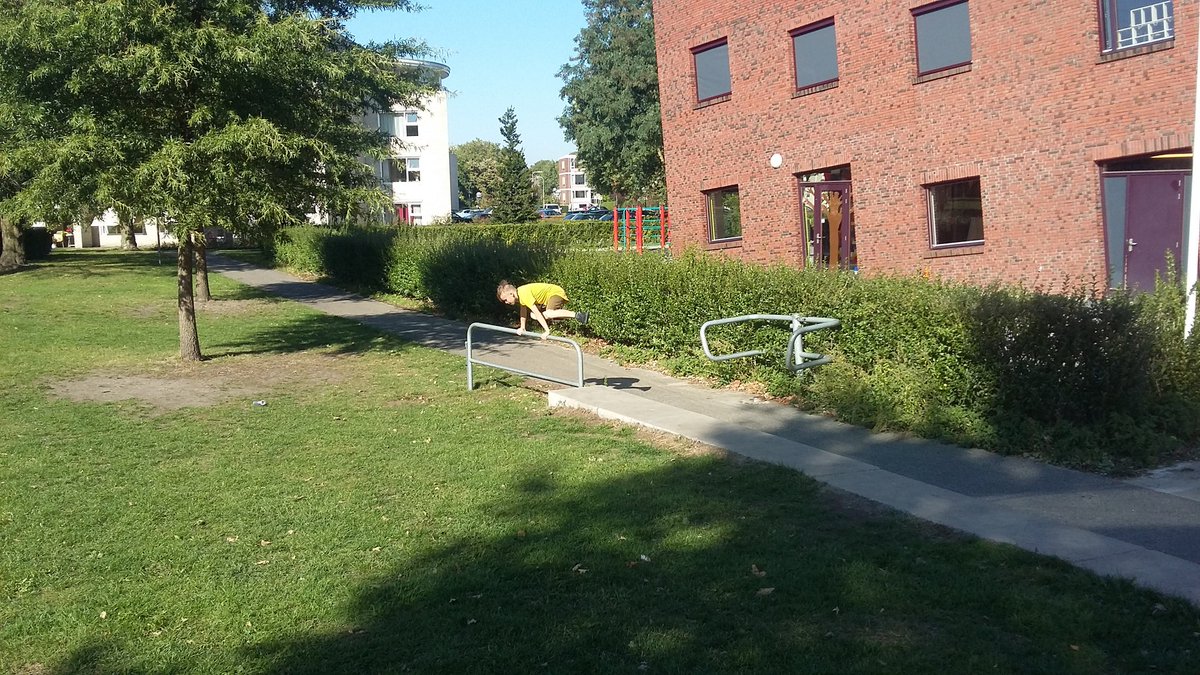 WSEW053's tweet photo. Freerunning op Hatteler Plaza tijdens de Nationale Sportweek. Morgen laatste dag, boksen 16:00 - 17:00 uur  @krajiceknl @WSEW053 @Sportaal053 @JCFoundation https://t.co/ubVgZbT0XQ