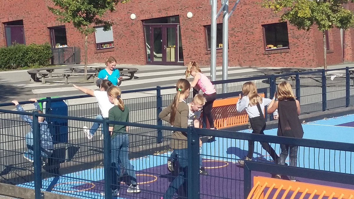 Freerunning op Hatteler Plaza tijdens de Nationale Sportweek. Morgen laatste dag, boksen 16:00 - 17:00 uur  <a href="/krajiceknl/">Krajicek Foundation</a> <a href="/WSEW053/">SportinEnschedeWest</a> <a href="/Sportaal053/">Sportaal</a> <a href="/JCFoundation/">Johan Cruyff Foundation</a>