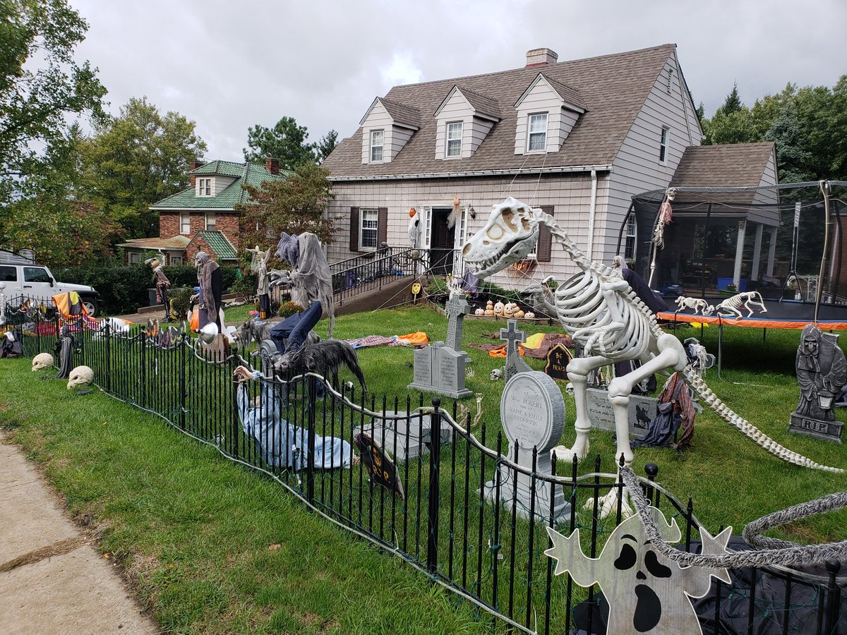 Sean Mcdowell on Twitter "There's Halloween decorations, then there's