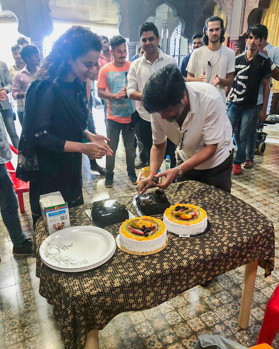 On set exclusive pic of Kangana  Ranaut bidding adieu  to the DOP of Manikarnika @KiranDeohans1 who called #KanganaRanaut a pillar for #Manikarnika, with some cake cutting. #KiranDeohans