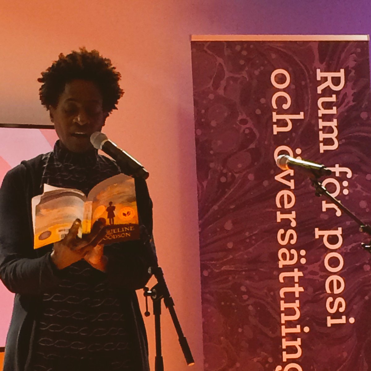 AlmaAward's tweet photo. ”Bye bye she says. That woman is going to find her way in life.” Poetry reading at @bokmassanGbg #JacquelineWoodson #BrownGirlDreaming #bokmässan #alma2018 https://t.co/GlYYA9QMpU
