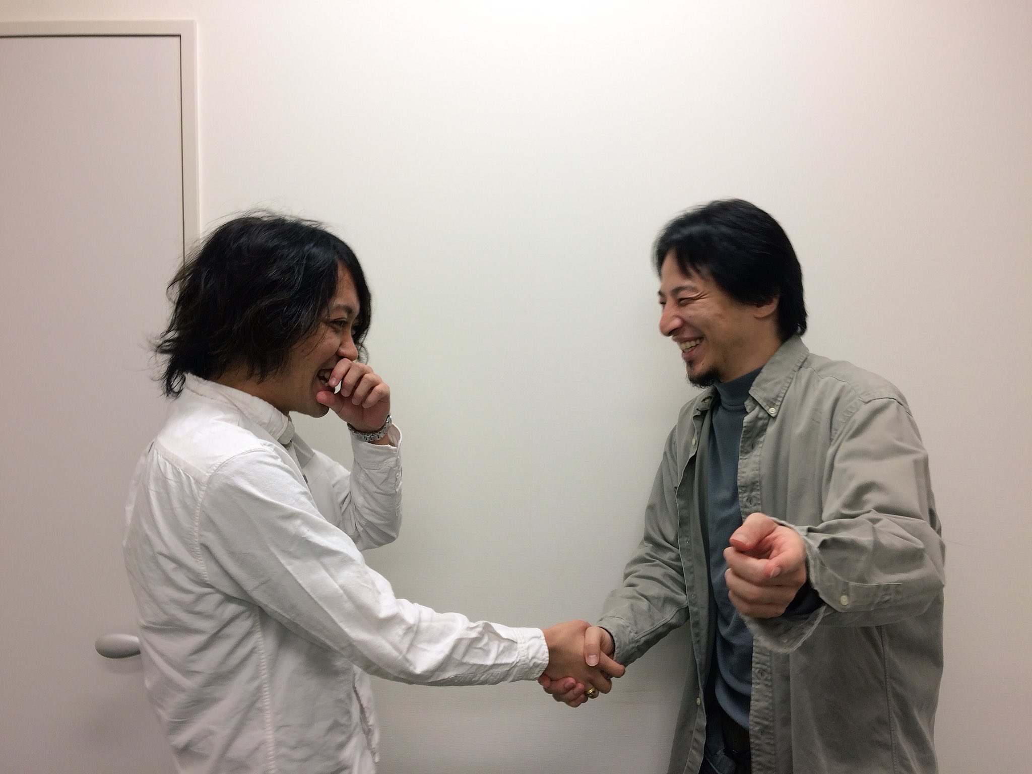 にゃるら 僕が ひろゆきさんはインターネットの大先生ですもんね と言って自分でウケちゃってる ひろゆきとのツーショット写真見て にゃるら 僕が ひろゆきさんはインターネットの大先生ですもんね と言って自分でウケちゃってる ひろゆきとのツーショット写真見て