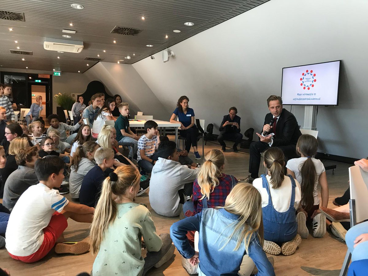 In gesprek met de @raadvankinderen over een belangrijk thema: kindermishandeling. Omgerekend heeft 1 kind per klas hier thuis mee te maken. Elk kind is er 1 te veel. Om dit te kunnen aanpakken, moeten we niet alleen óver, maar ook mét kinderen praten.