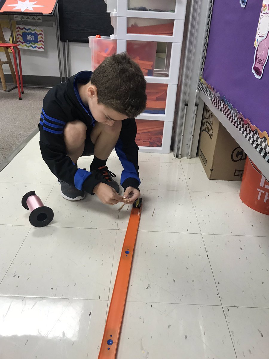 MrsRead_baec's tweet photo. @PghKids we are working hard to get our balloons popped! #Mattsmakerchallenge #thirdgraderocks #OurNextBest https://t.co/Py7NKlMtmU