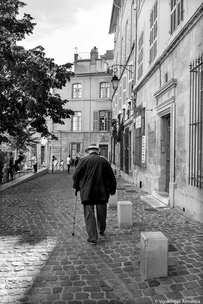 VeroAlmansa's tweet photo. Sur les pas de #Cezanne #streetstyle #streetartists #streetleaks #streetsgrammer #streetphotography #streetphoto #blackandwhite #bnw_rose #bnw_lightandshadow #blackandwhitephotography #instablackandwhite #blacknwhite_perfection #photographers #storyofthestreets #aixenprovence https://t.co/gSbJJEAdDf
