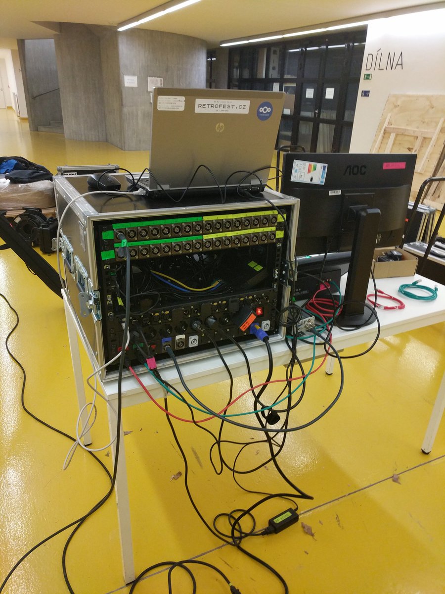 milankurka's tweet photo. Zajímavost že zákulisí: kam vedou všechny ty kabely od kamer? Do režie v suterénu! :) @AVC_SH #hellofit2018 https://t.co/ybWBE0q05a