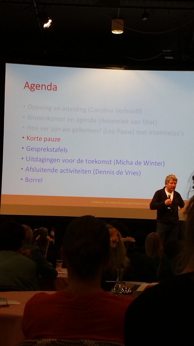 Mini conferentie <a href="/VreedzameWijk/">Stichting Vreedzaam</a> in Overvecht,  @michadewinter sluit af met uitdagingen: o.a. wederkerig leren van professionals verbetert samenwerking en tweedeljng welvaart/opleiding tegemoet treden met 'bridging', uitwisseling tussen scholen. Mooie middag met veel gesprekken.!