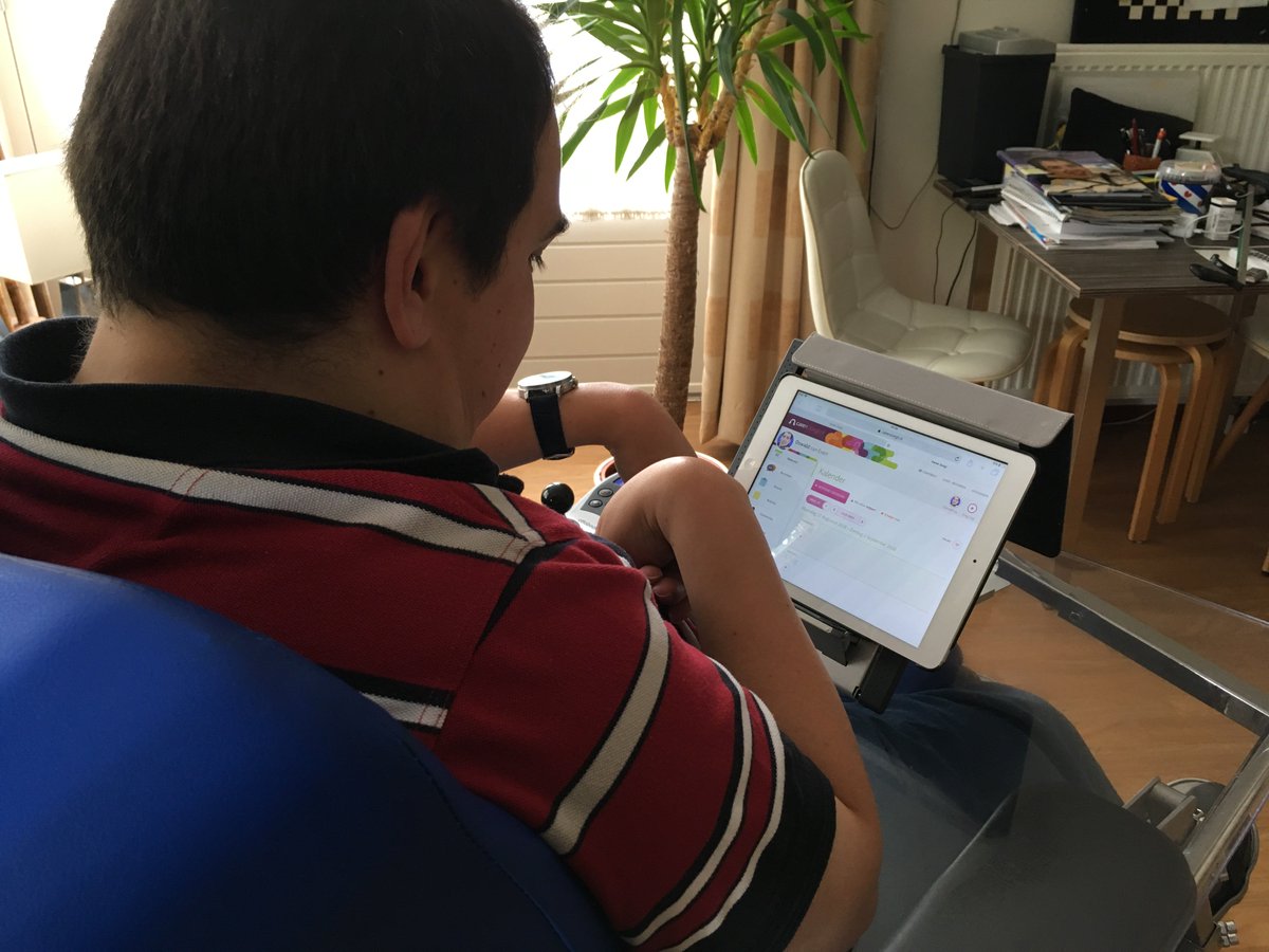 InteraktContour's tweet photo. Oswald kijkt regelmatig op zijn iPad in zijn eigen zorgplan en dossier. En ook alle andere cliënten van InteraktContour kunnen dat nu, met behulp van online zorgplatform CarenZorgt. Zo gaan wij voor meer transparantie én een betere samenwerking in de zorg! https://t.co/cP2JKwocFd https://t.co/CTXM5Io03u