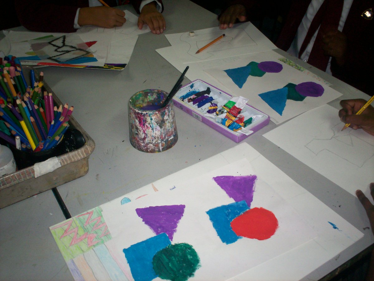 Amaia_Movie's tweet image. Year 5 refining their painting skills with these coloured repeat patterns. Gouache #repeatpatterns #paintingskills